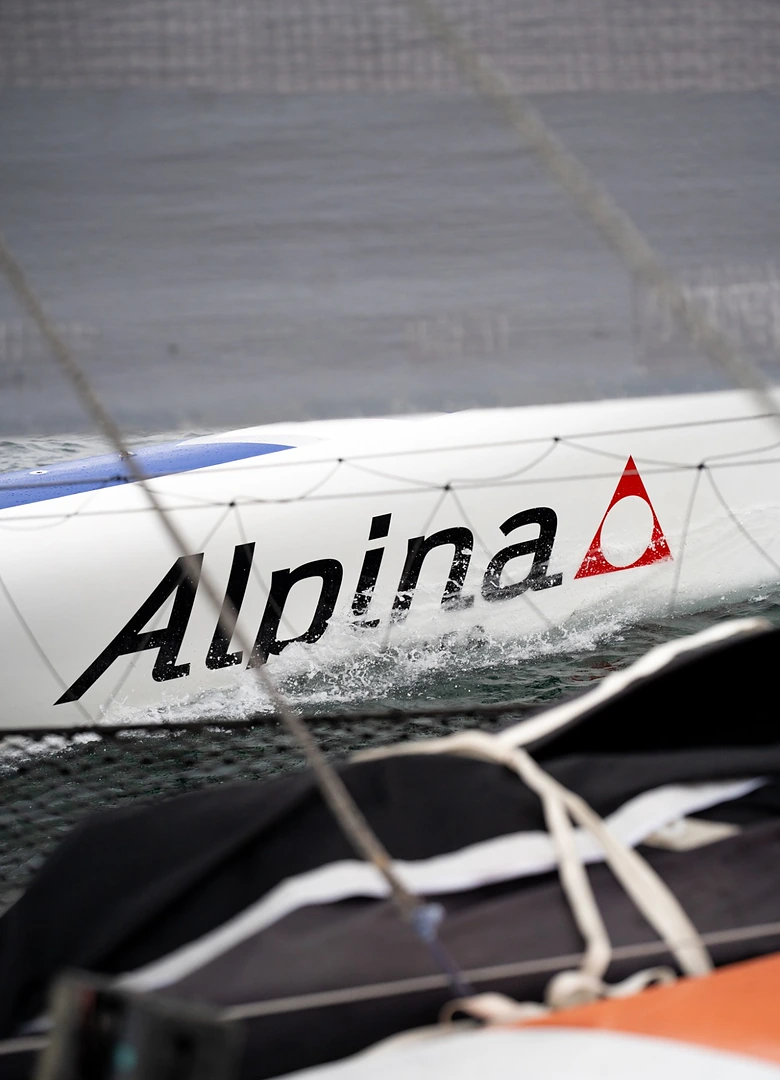 Bras de liaison du trimaran aux couleurs Alpina Watches, avec les afficheurs de navigation B&G