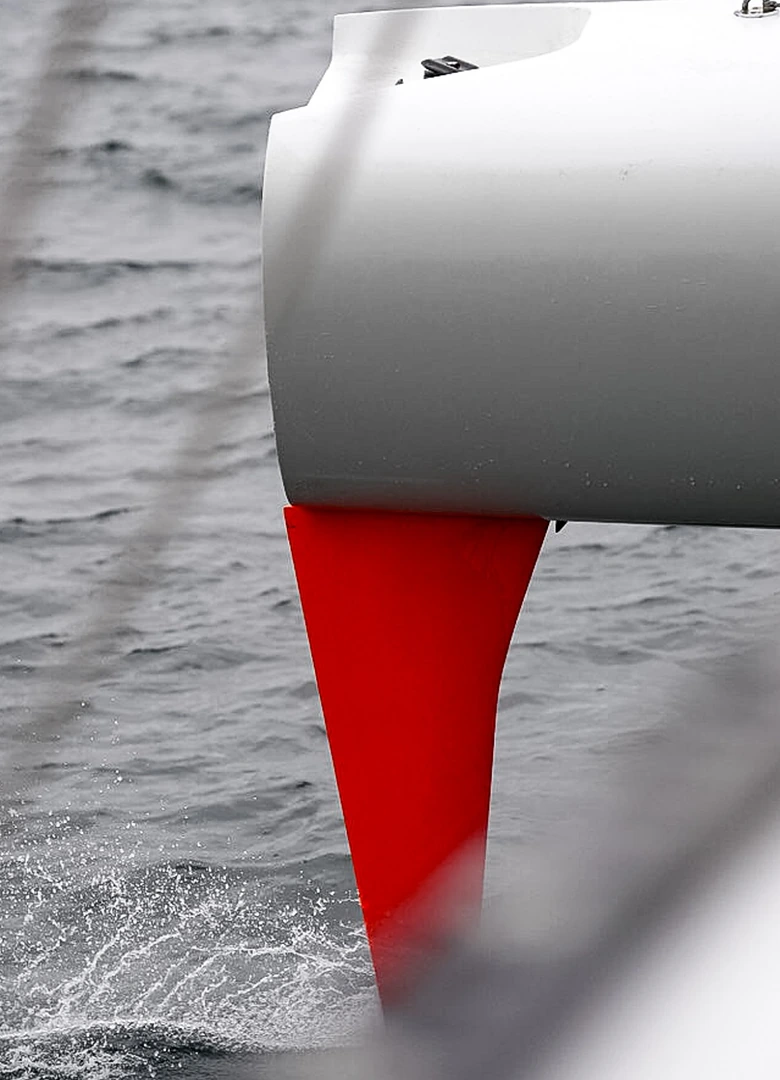Safran rouge du flotteur du trimaran Alpina en navigation