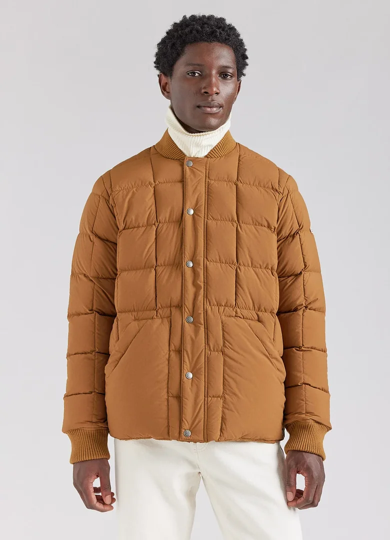 Doudoune légère homme Pyrenex Flight bronze brown à piquage carré, portée sur un col roulé blanc