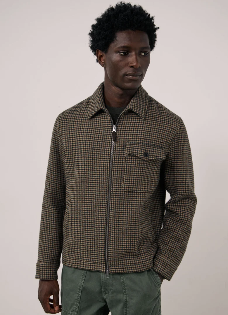 Blouson homme Hartford Dandy en laine double face pied-de-poule marron, porté avec un pantalon vert