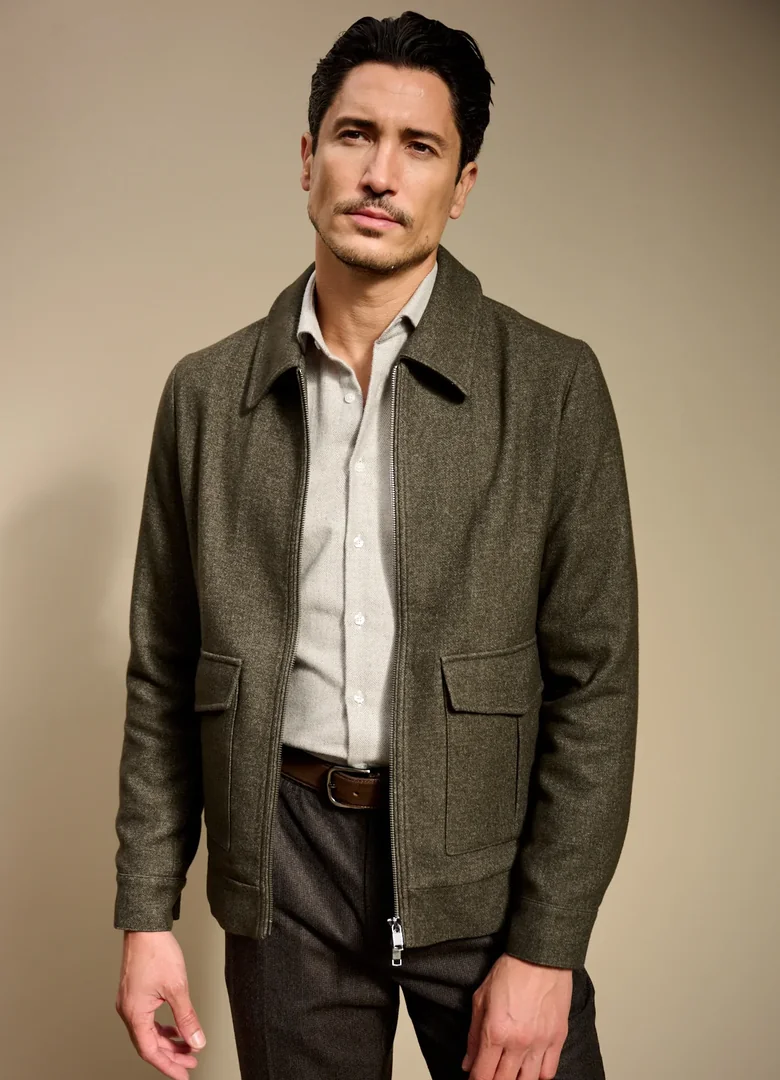 Blouson homme Nodus Mike en flanelle de laine pied-de-poule, porté avec une chemise blanche
