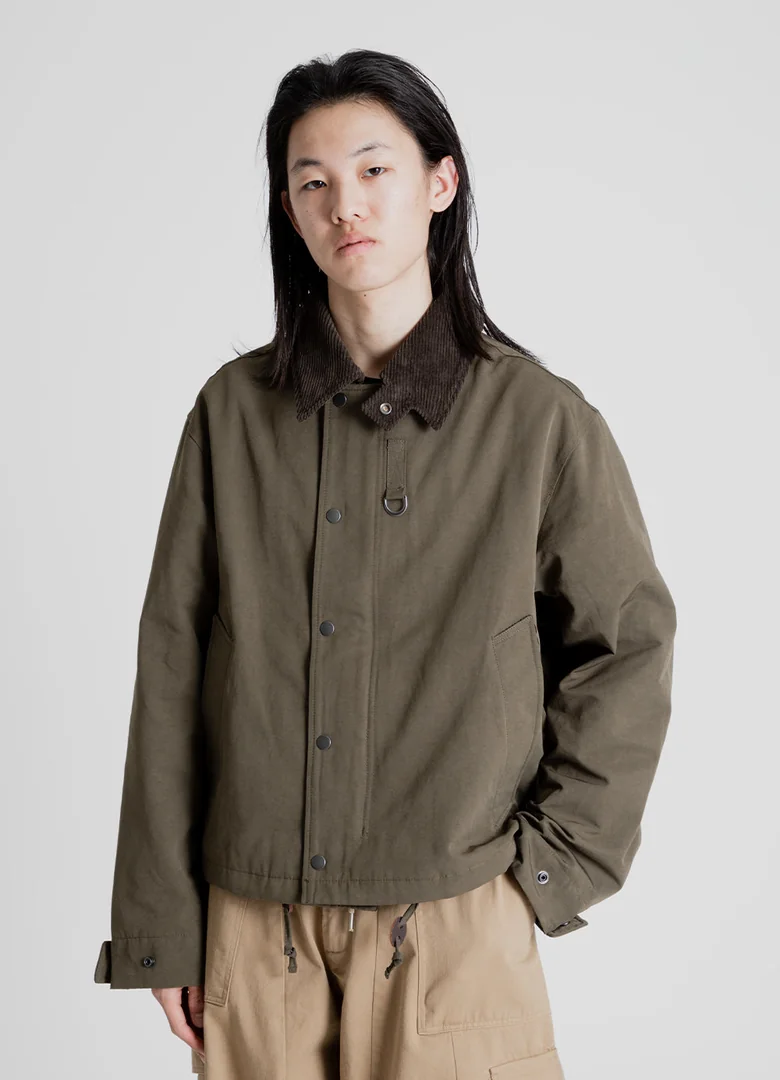 Veste de chasse homme Frizmworks Heritage Hunting Jacket vert olive à col en velours côtelé, portée avec un pantalon cargo