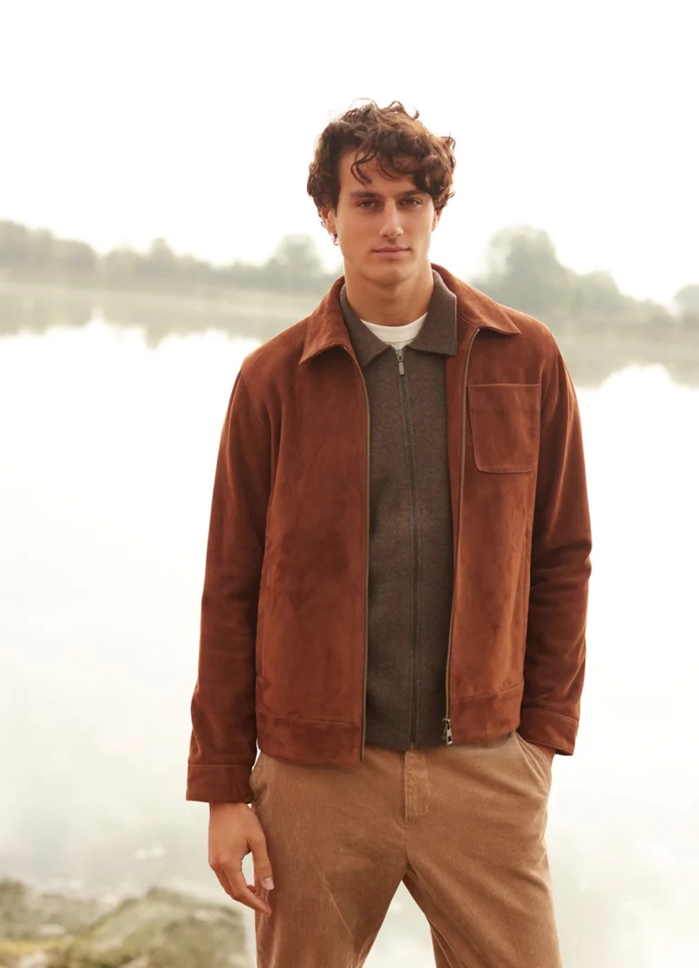 Veste homme Hircus Flavio en cuir d'agneau suédé camel à col chemise, portée au bord d'un lac