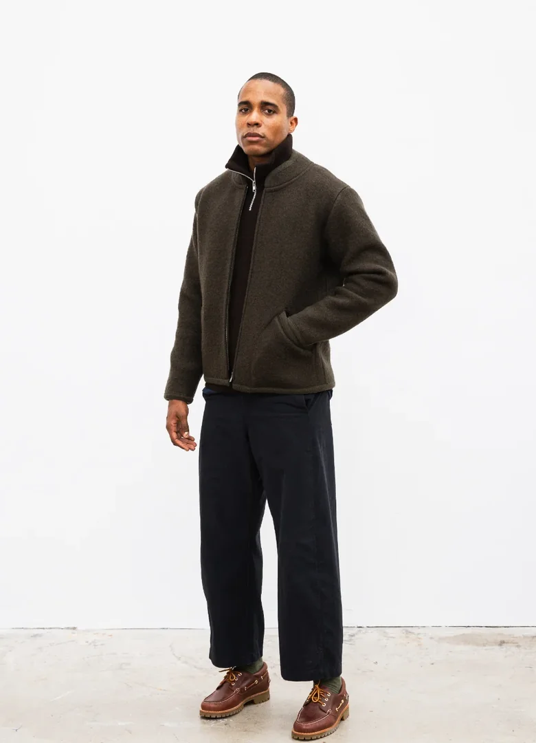 Veste homme Cabane Tana en laine bouillie kaki fabriquée en France, portée avec un pantalon large