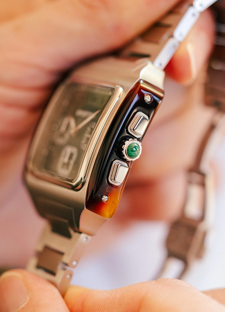 Le cabochon en malachite et les poussoirs de la Briston Streamliner Kennedy Chrono