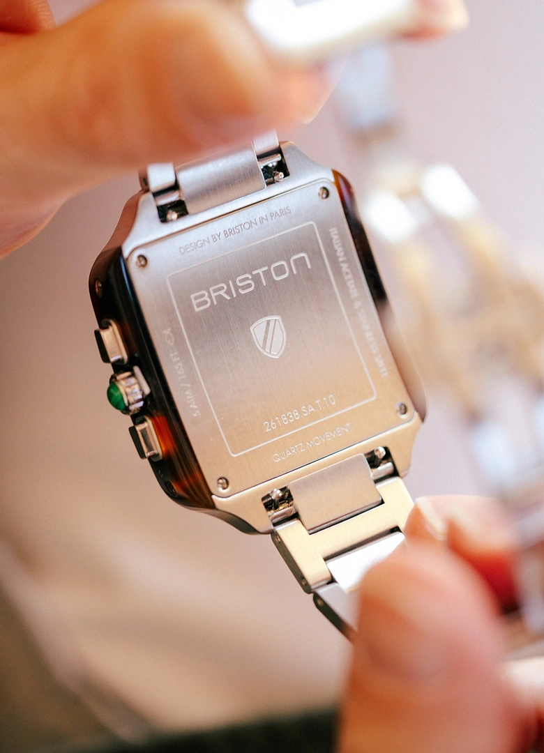 Le fond de boîte gravé de la Briston Streamliner Kennedy Chrono en acier