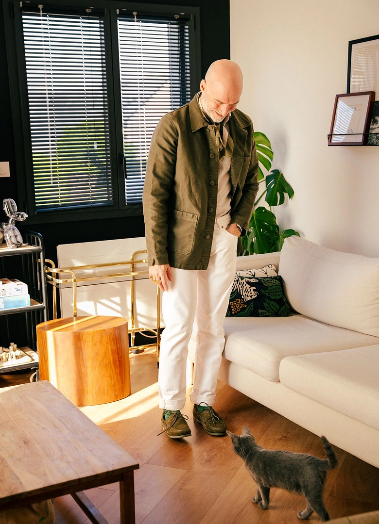 Look veste kaki et pantalon blanc avec la Briston Streamliner Kennedy Chrono