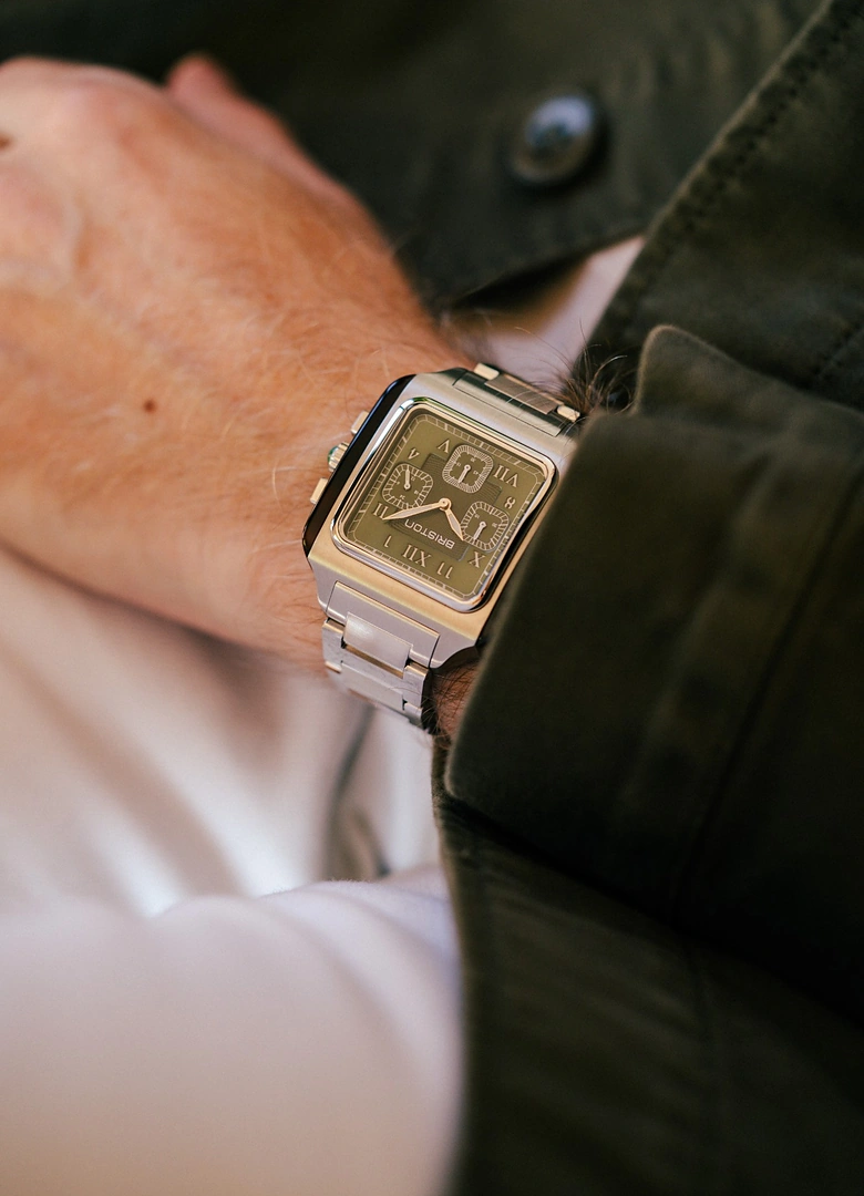 La Briston Streamliner Kennedy Chrono verte portée avec une veste kaki