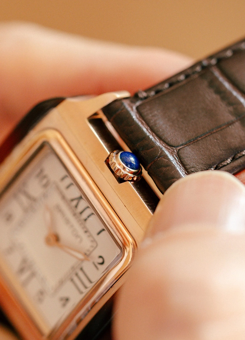 Le cabochon en lapis-lazuli de la couronne de la Briston Streamliner Kennedy Grand