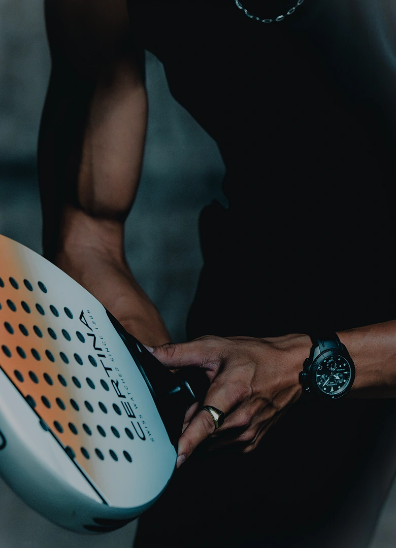Certina DS Action Chrono à détails bleus au poignet d'une joueuse de padel