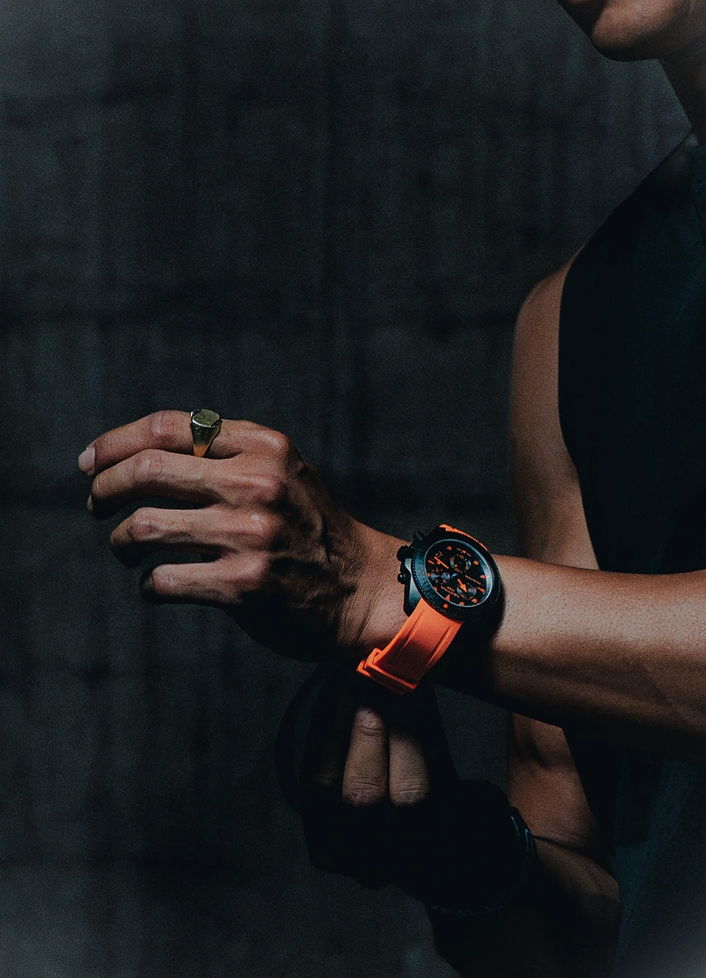 Certina DS Action Chrono orange au poignet, ajustement du bracelet silicone