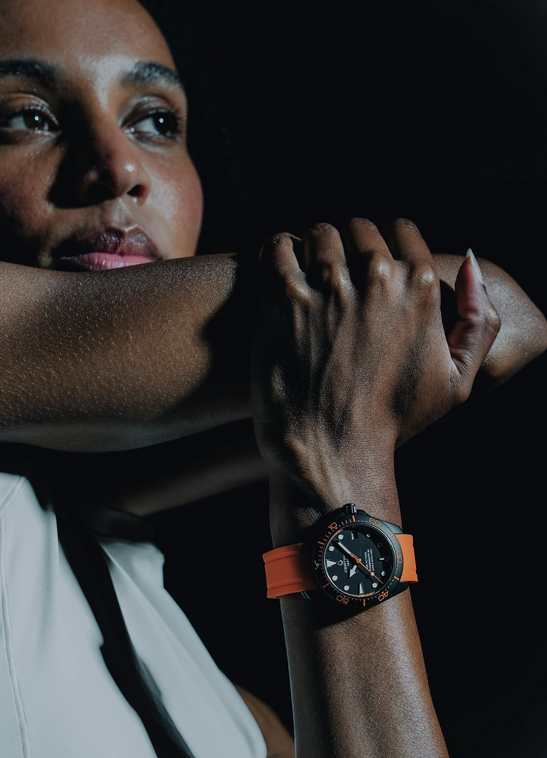 Certina DS Action Diver 38mm orange portée au poignet sur son bracelet en silicone