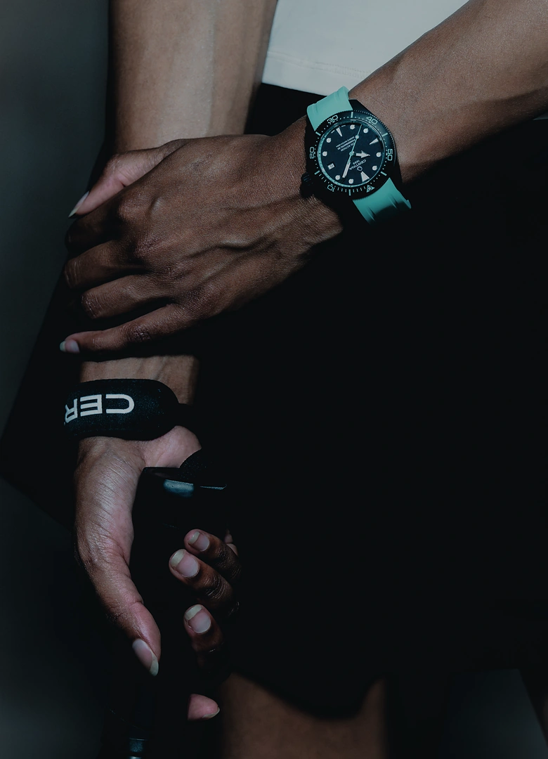 Le bracelet en silicone vert canard de la Certina DS Action Diver 38mm au poignet