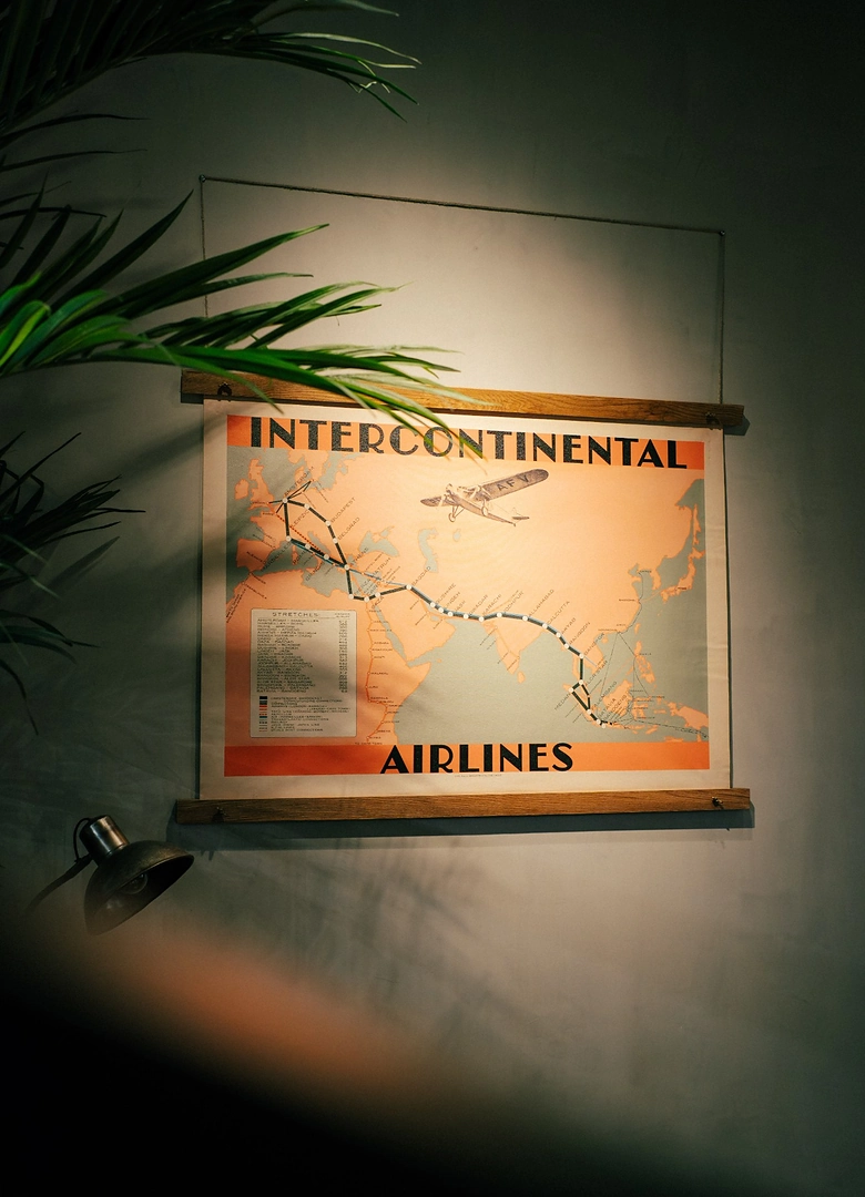 Le corner Gallet de la boutique Breitling rue de la Paix, globe terrestre et plateaux de montres