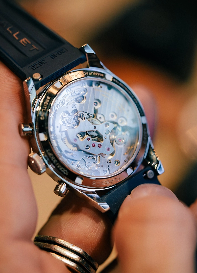 Fond de boîte d'une Gallet Classics laissant voir le calibre manufacture Breitling B09 et la gravure Manufactured by Breitling