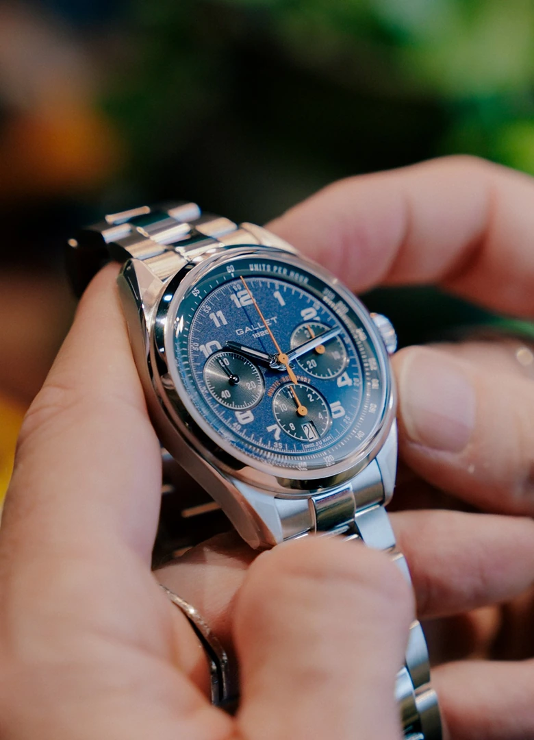 La Gallet Multichron Sport Chronograph 41 à cadran bleu, montée sur son bracelet acier