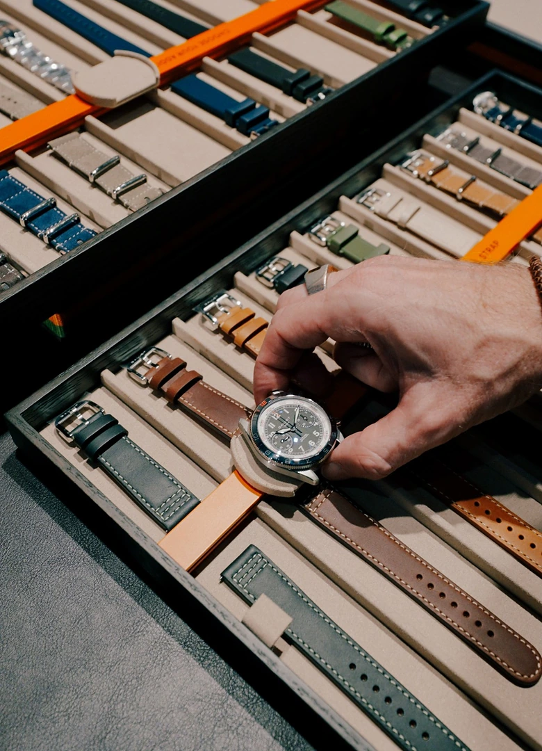Plateaux de bracelets Gallet interchangeables en cuir, tissu et caoutchouc présentés en boutique
