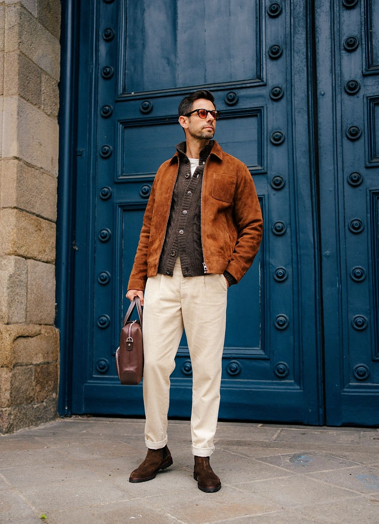 Look automne casual : veste en cuir velours cognac Hircus, gilet en laine et pantalon en velours écru