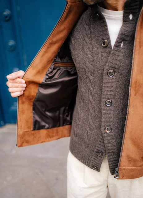 Détail de la veste en cuir velours Hircus ouverte sur le gilet en laine Nodus