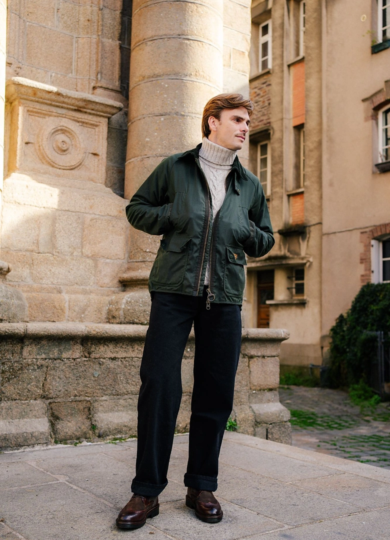 Look automne inspiration chasse : veste cirée Barbour verte, pull en laine et jean noir