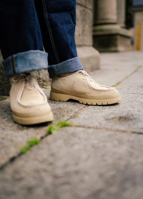Chaussures Kleman en cuir suédé beige portées avec un jean brut à revers