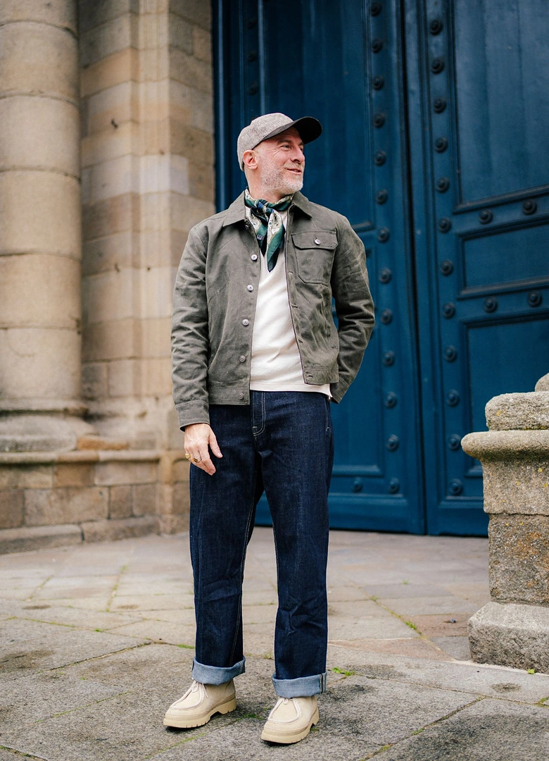 Tenue d’automne pour homme : veste en toile cirée, thermal tee écru et jean brut