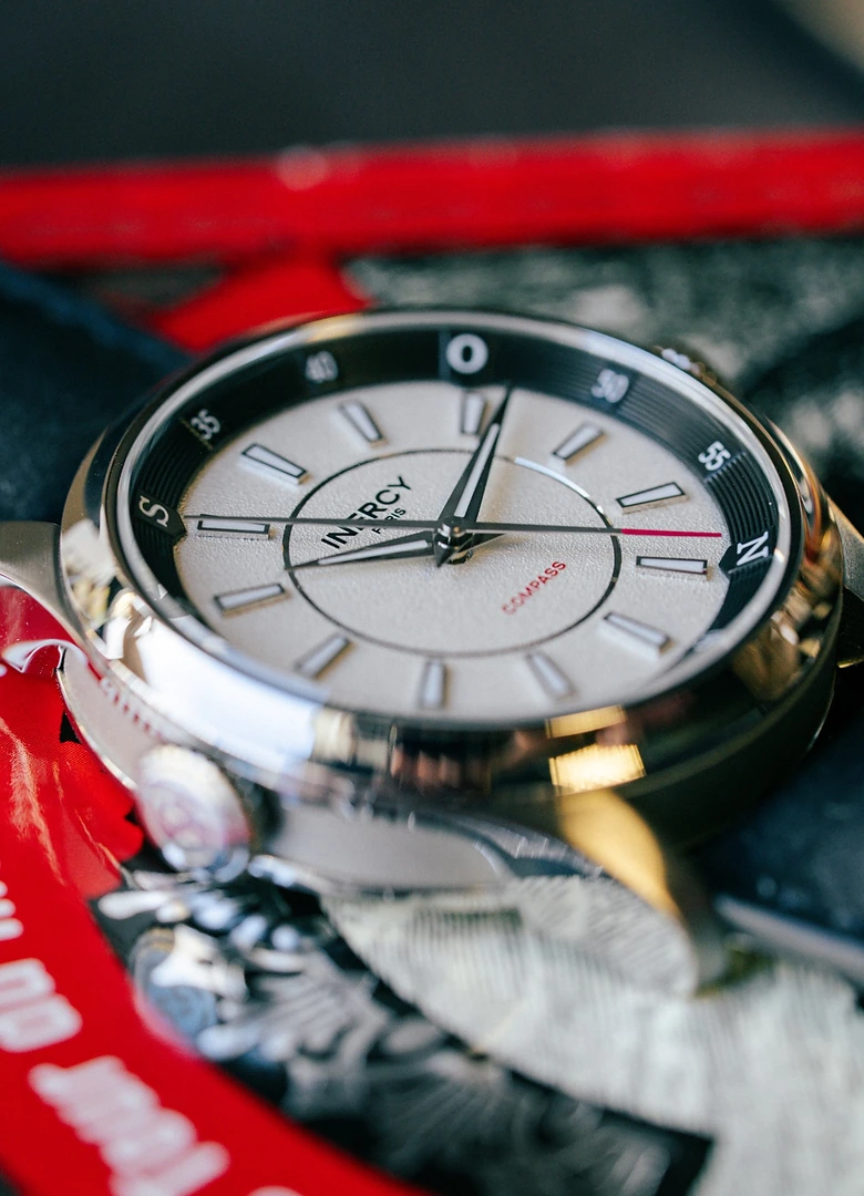 Cadran blanc de la montre Inercy Compass et son rehaut noir gradué portant les points cardinaux