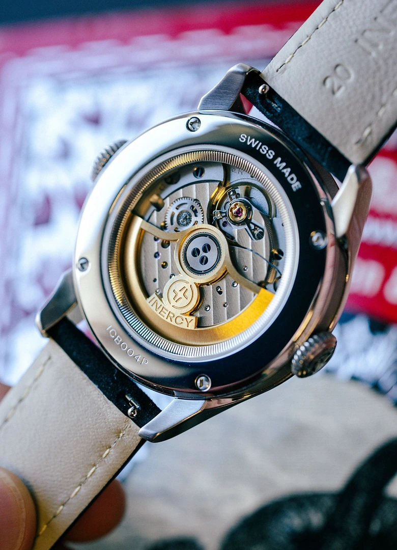 Fond saphir de la montre Inercy Compass laissant voir le calibre La Joux-Perret G101 et la masse oscillante signée