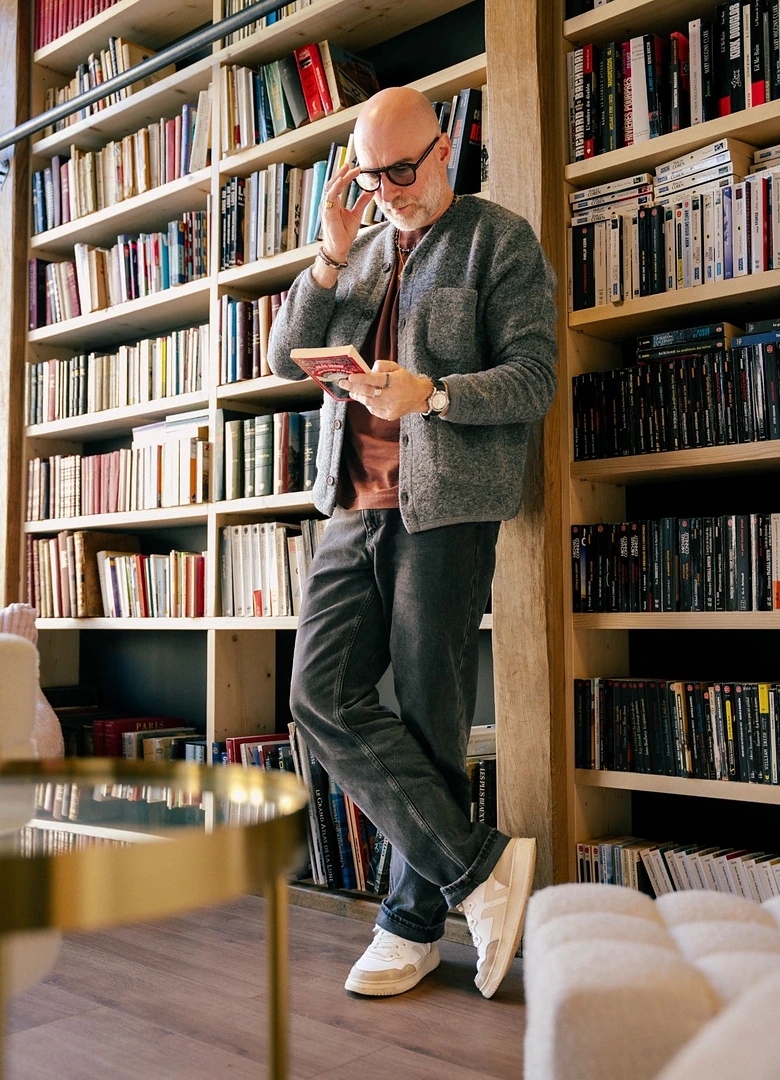 Tenue complète avec cardigan en laine gris, jean et baskets, portée avec la montre Inercy Compass