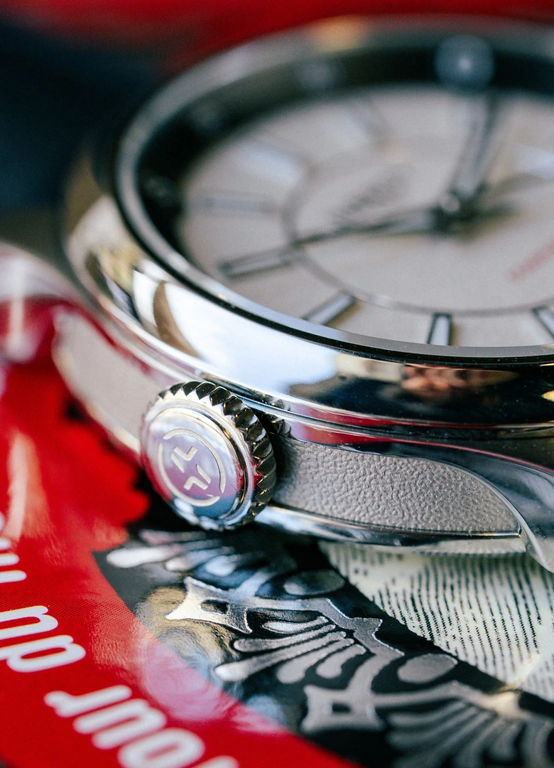Profil du boîtier acier poli de la montre Inercy Compass et sa couronne signée