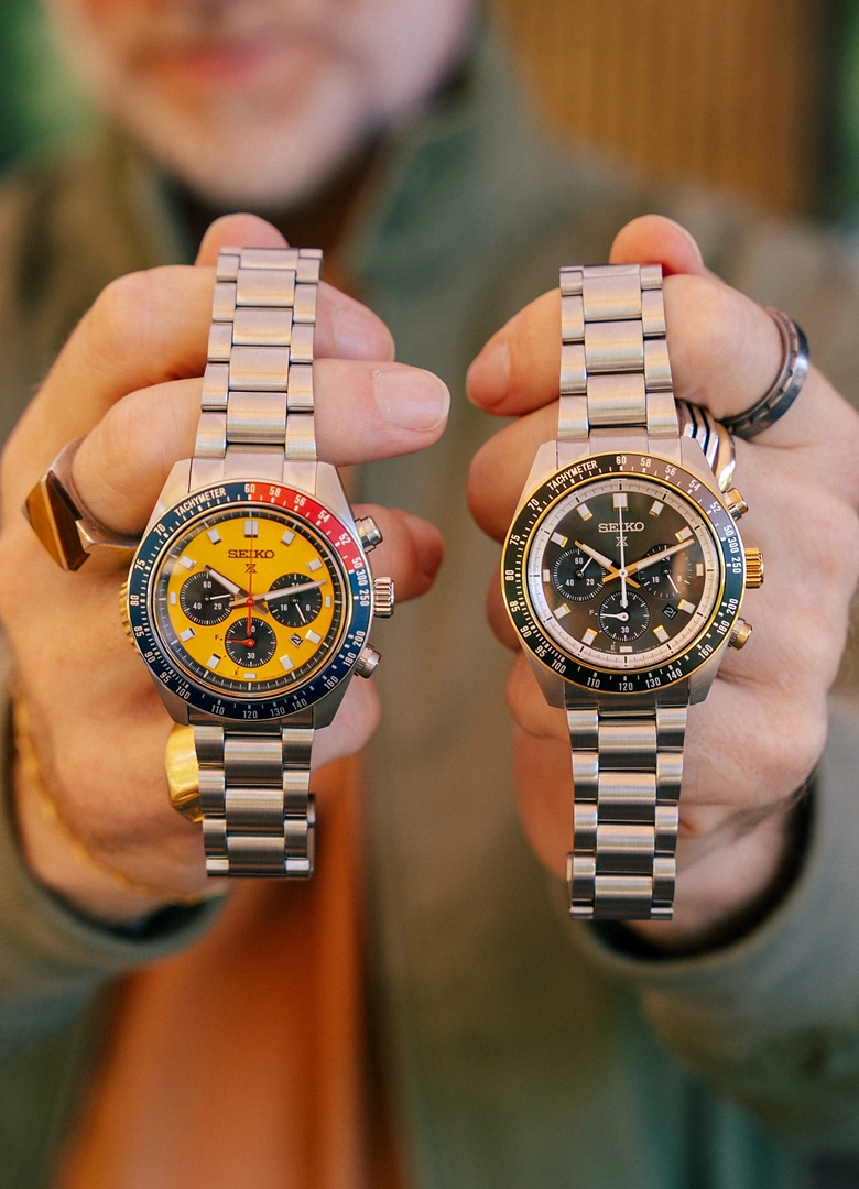 Les deux chronographes Seiko Prospex Speedtimer, cadran jaune et cadran noir, tenus côte à côte
