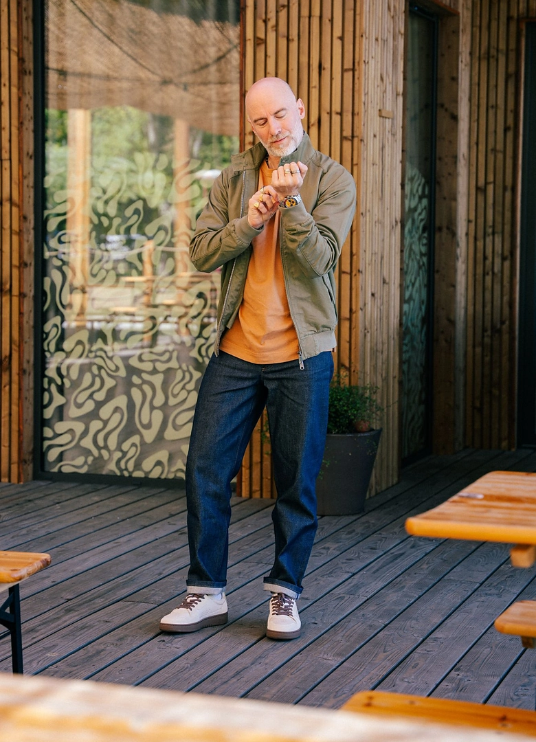 Look complet avec la Seiko Prospex Speedtimer HBJ004, blouson kaki, t-shirt orange et jean brut