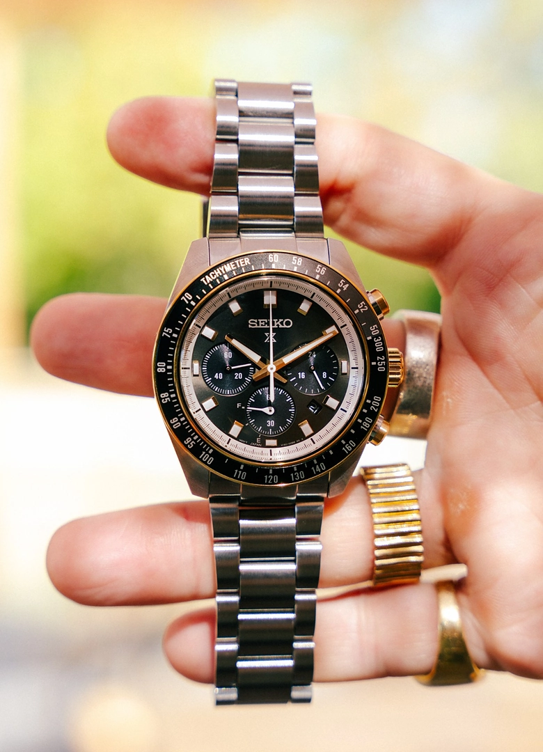 Cadran noir et accents dorés de la Seiko Prospex Speedtimer SSC941 Circuit Race