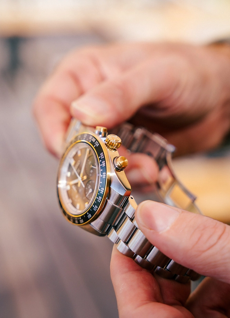 Profil de la Seiko Prospex Speedtimer SSC941 avec sa couronne et ses poussoirs dorés