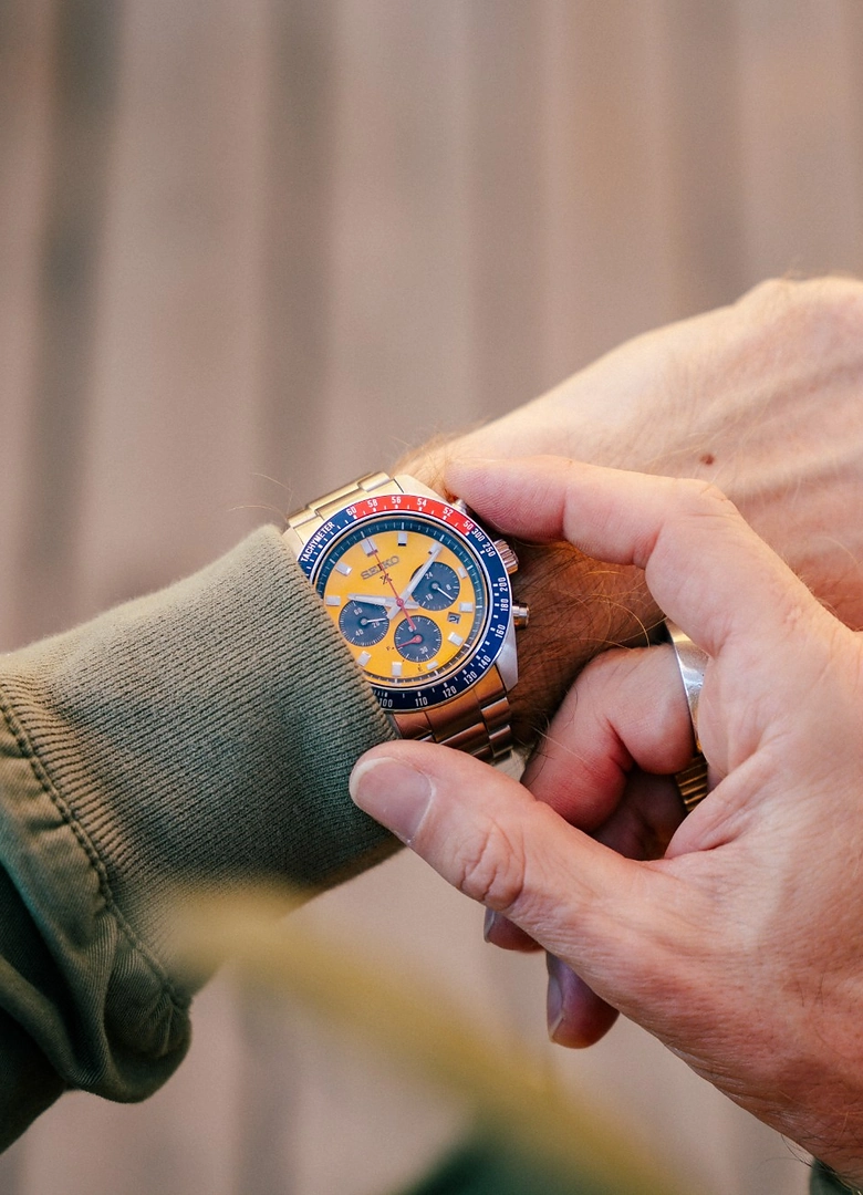La Seiko Prospex Speedtimer HBJ004 au poignet, sous une manche de blouson kaki