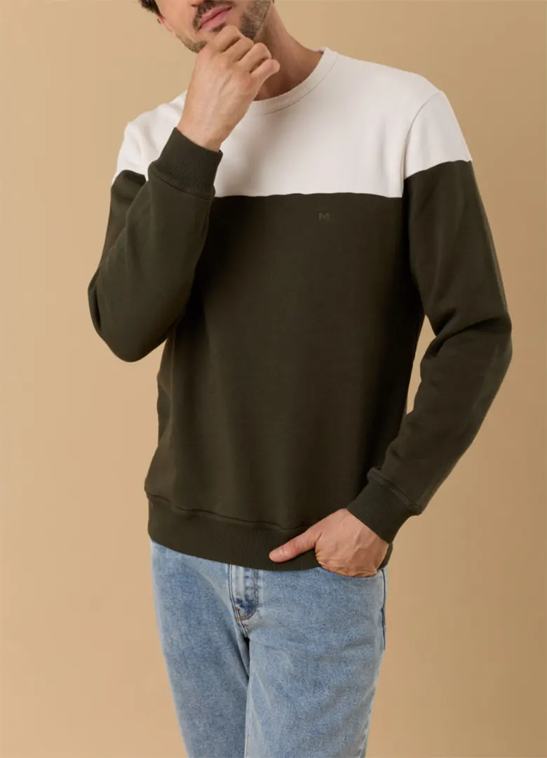 Sweat bicolore homme Montlimart Climat kaki et crème en coton bio, porté avec un jean
