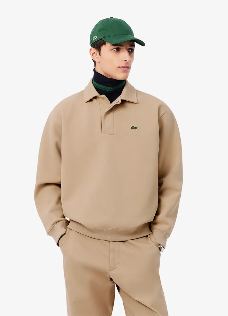 Sweatshirt col polo homme Lacoste en piqué beige sable avec crocodile brodé, porté sur un col roulé