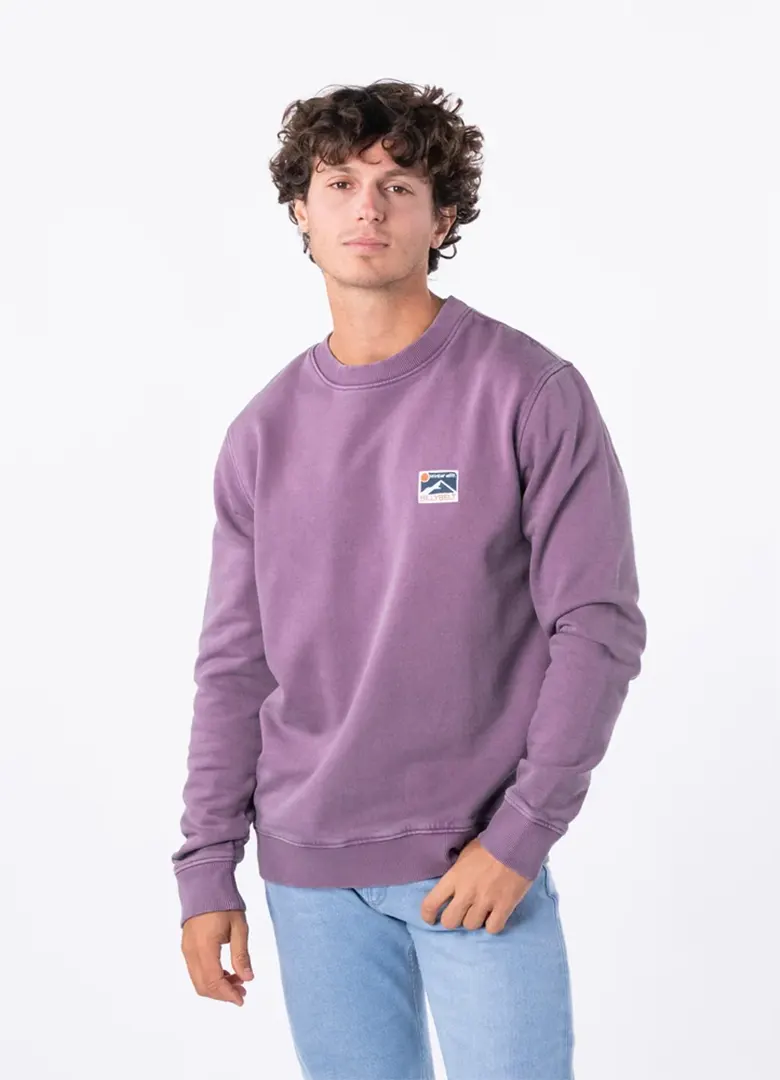 Sweat homme Billybelt Winter Edition violet délavé en coton bio, porté avec un jean clair
