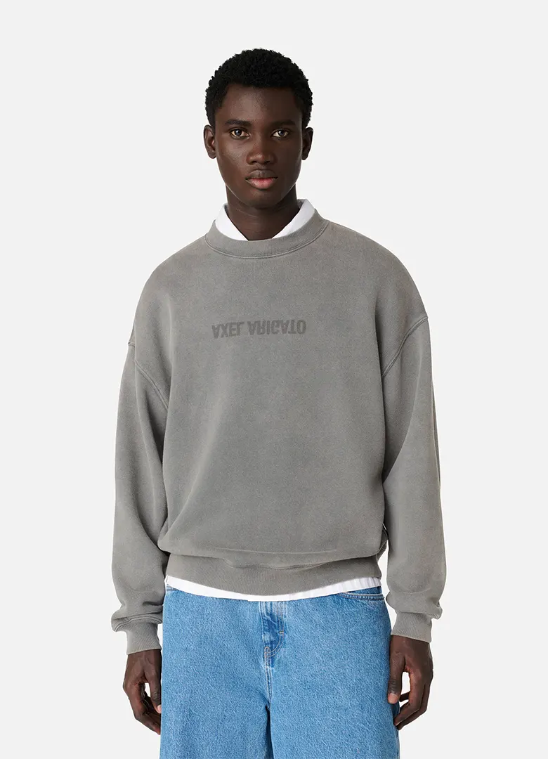 Sweat oversize homme Axel Arigato Distort Washed gris délavé avec logo inversé, porté avec un jean