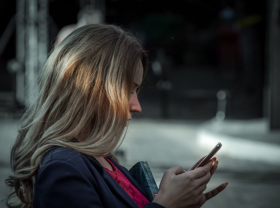 Femme au téléphone