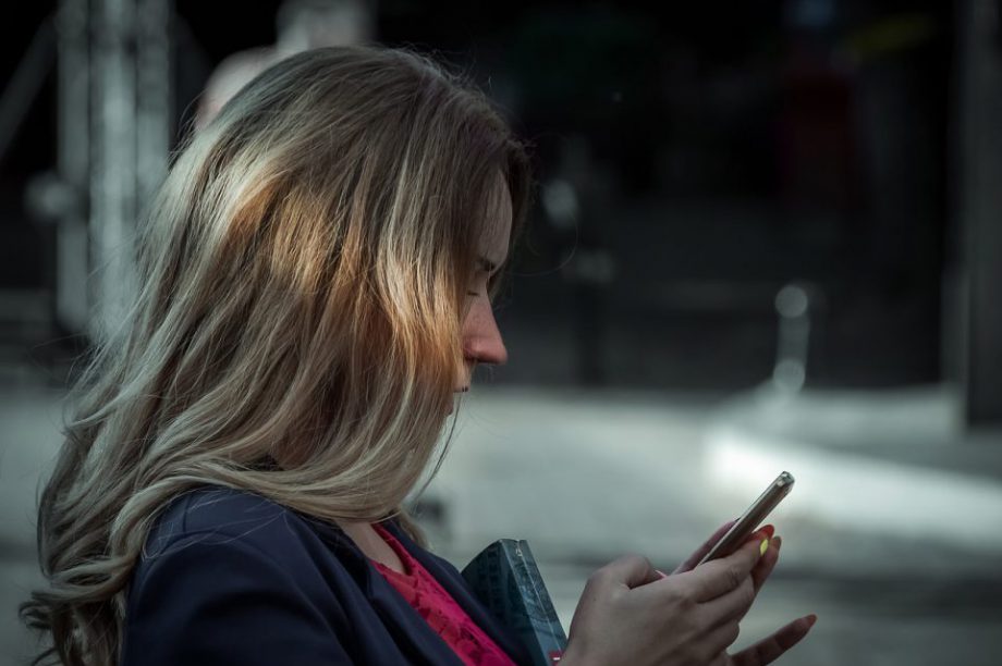 Femme au téléphone