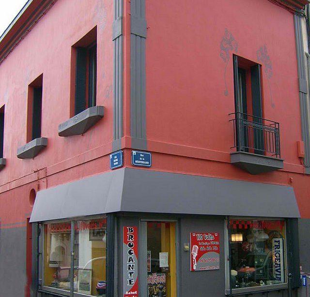 110 volts façade