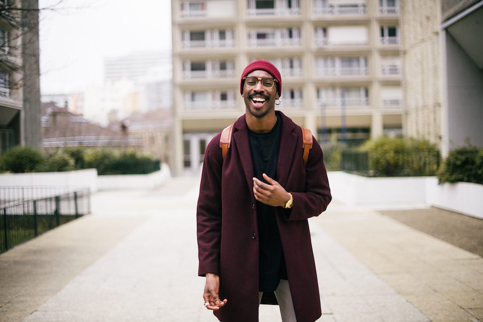 look homme bonnet sac veste rouge