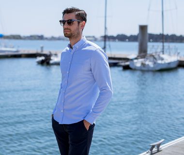 Chemise Fyu Bleu Ciel Portee Mains Poches