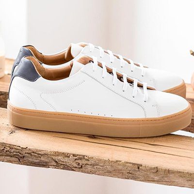 Sneakers miel blanc et bleu pied de biche