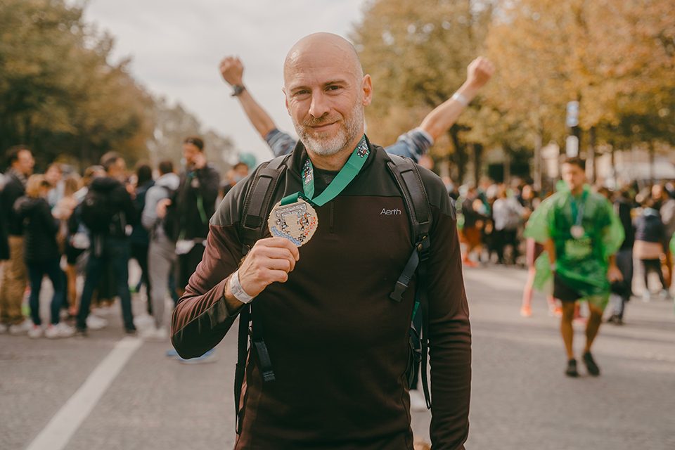 Marathon Paris 2021 arrivée Joe médaille