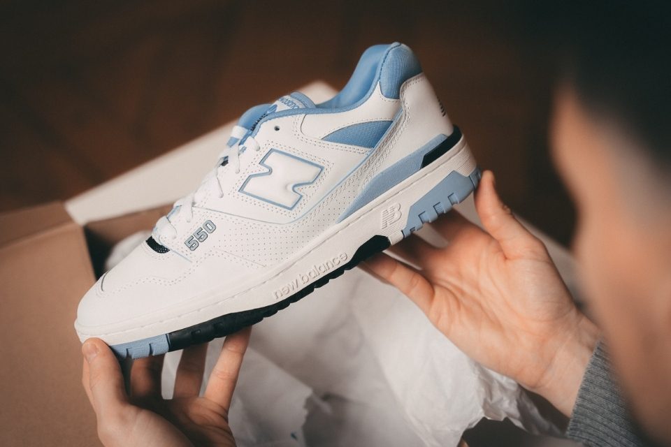 test et avis wethenew sneakers new balance 550 unc dans mains