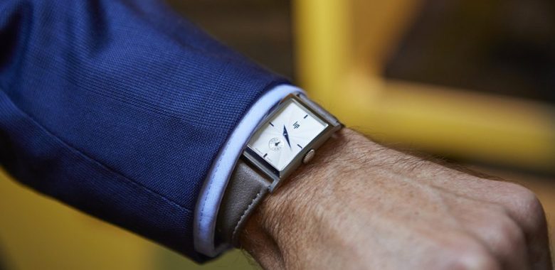 Porter une montre habillée formelle avec un costume