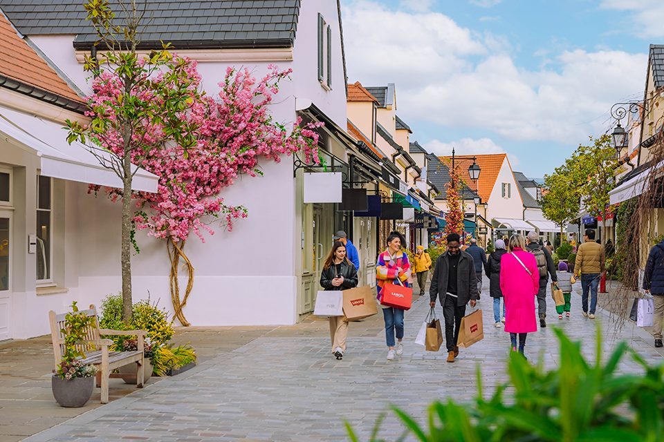 La vallée village allées