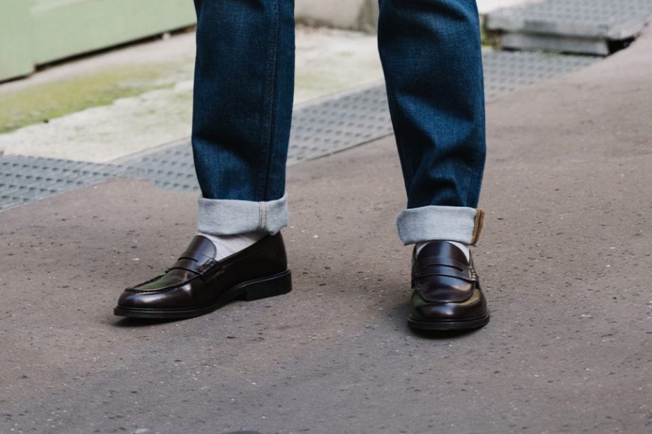 mocassins avec un jean et chaussettes blanches